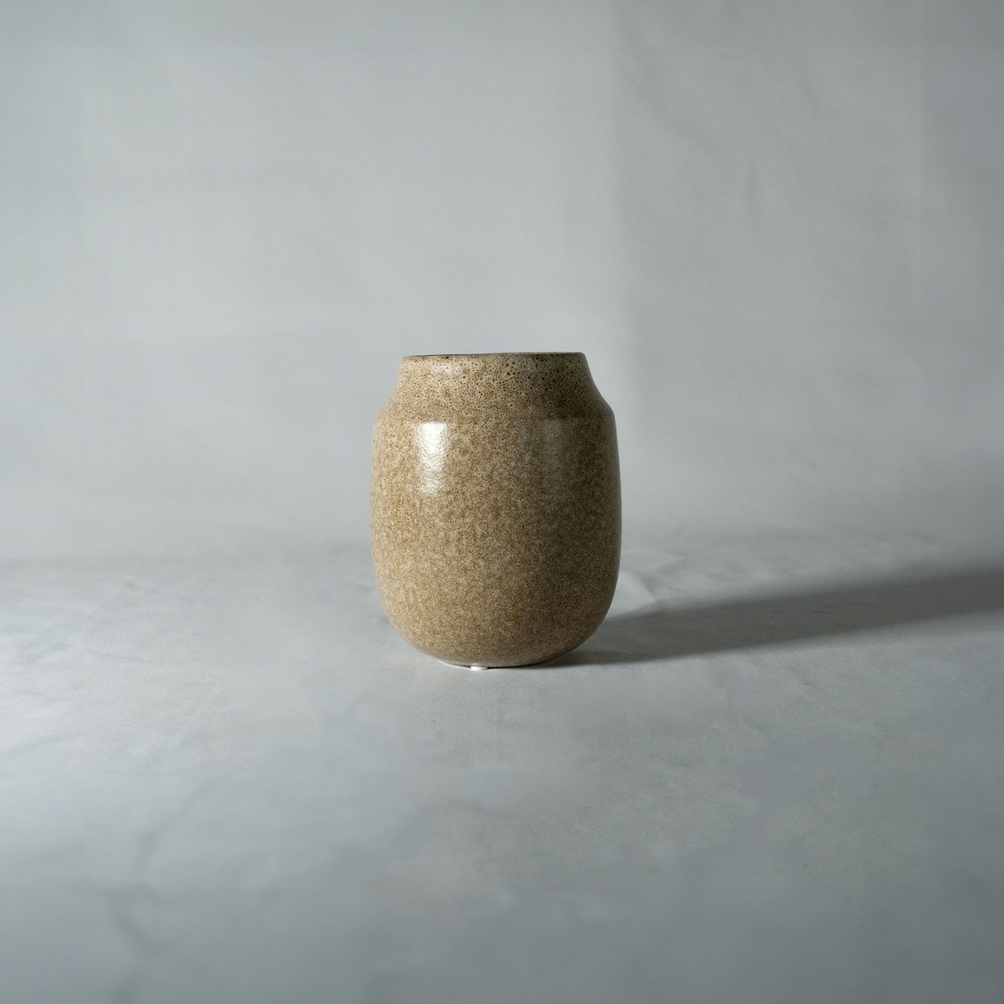 ビンテージ感のある反応染め フラワーベース「AYA VASE」 花瓶 セラミック製