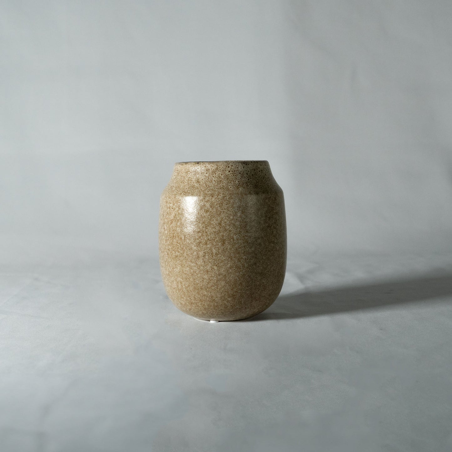 ビンテージ感のある反応染め フラワーベース「AYA VASE」 花瓶 セラミック製