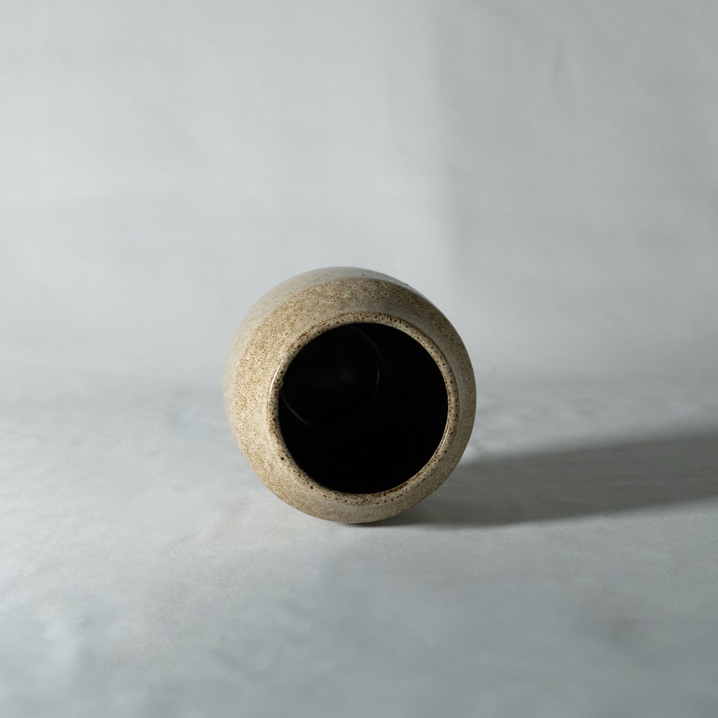 ビンテージ感のある反応染め フラワーベース「AYA VASE」 花瓶 セラミック製